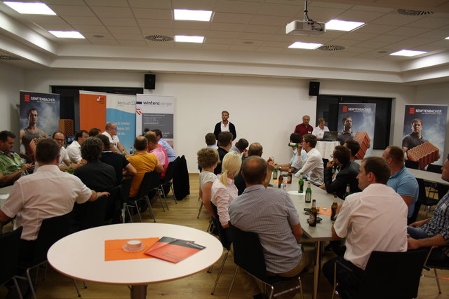 Die Junge Wirtschaft bei ihrer Firmenroas in Senftenbach. | Foto: JW/WKO Ried