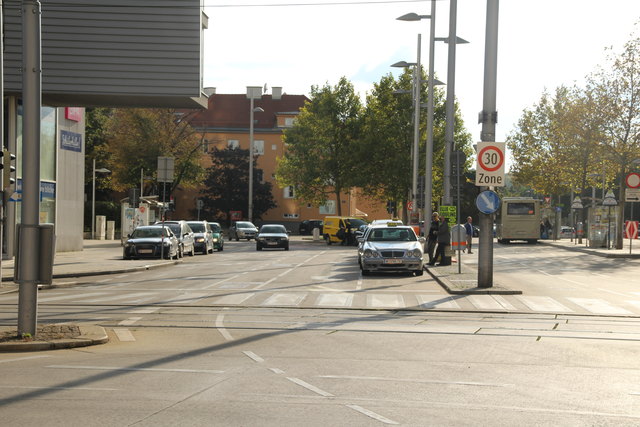 Heute Taxistand, im Jahre 2000 die Busspur des 15A
