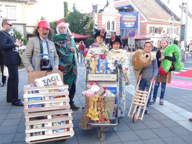 Bei der Kompetenz-Parade in Leibnitz: Erwin Draxler mit Autor Ewald Dworak. | Foto: Kindermann