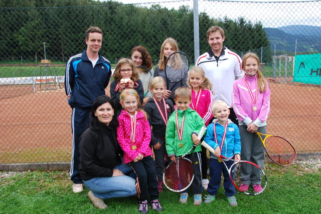 Christian Ferk (li.), Christoph Peter (re.) und Maria Knauder mit den tennisbegeisterten Kindern | Foto: KK