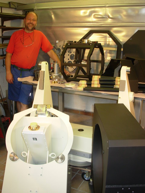 Hans-Heinrich Wenk mit einigen Einzelteilen seiner eigenen, in akribisch genauer Arbeit gefertigten Sternwarte.
