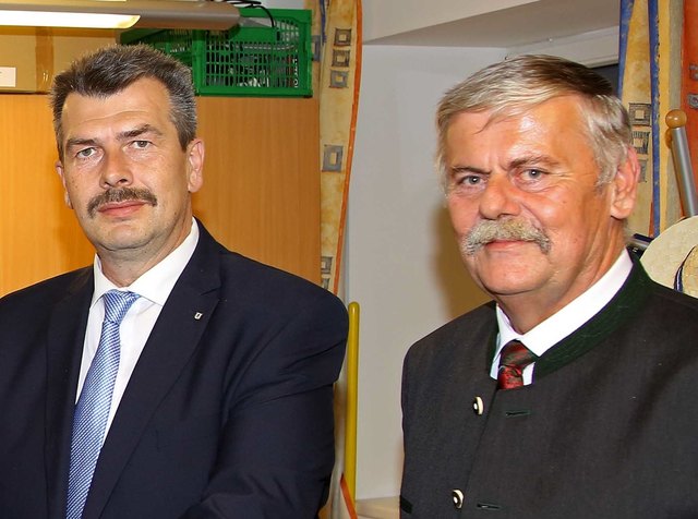 FPÖ-Bezirksobmann Nationalratsabgeordneter Heinz Hackl (r.) mit Bezirksspitzenkandidat Rudolf Kroiß, der in den Landtag einziehen wird. | Foto: Helmut Klein