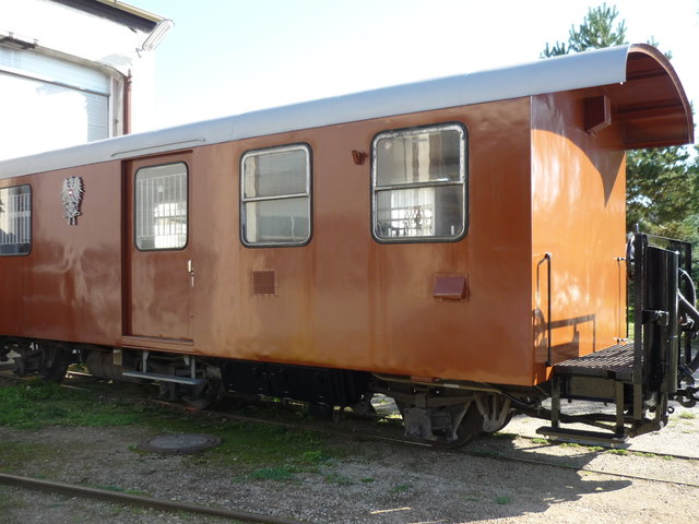 Aufpolierter Waggon mit Doppeladler