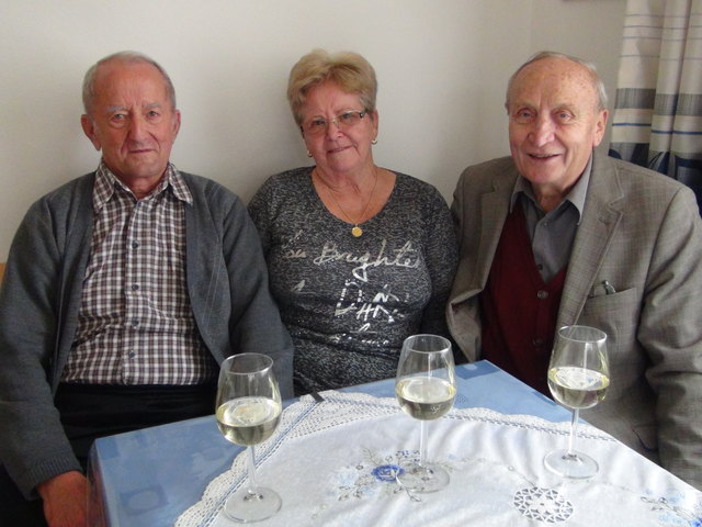 Das Ehepaar Erich und Rosalia Macher sowie Obmann Robert Eder (v.l.) halten die Erinnerung an die Zeit der Winzer hoch.