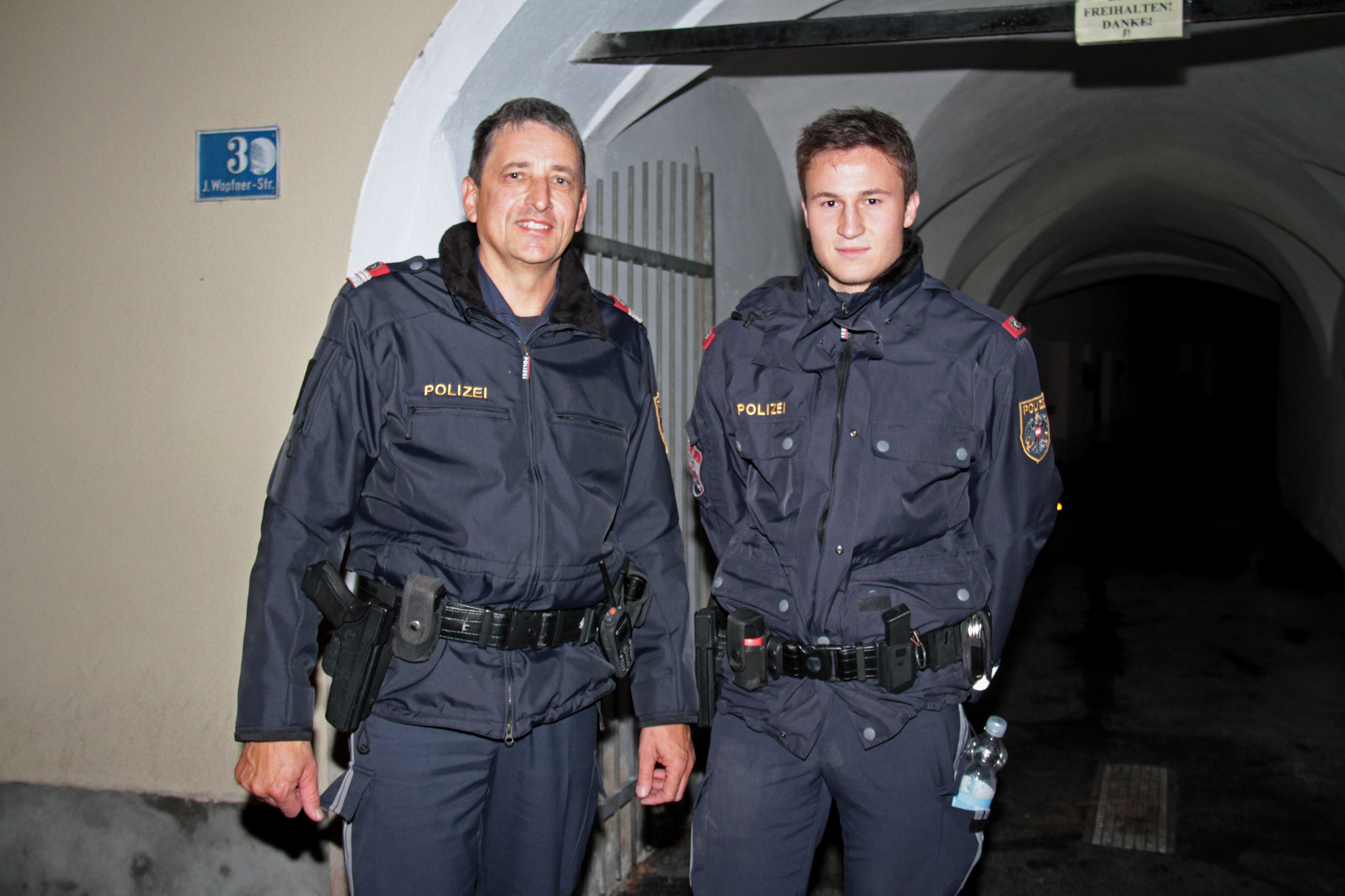 Diebin im Hinterzimmer von Polizist gerammelt Diebin im Hinterzimmer von Polizist gerammelt