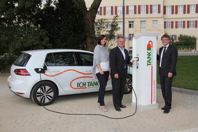 Astrid Eisenkopf, Hans Niessl und Michael Gerbavsits nahmen die neue Ladestation in Betrieb. | Foto: Bgld. Landesmedienservice