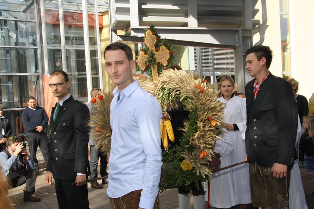 In Kalsdorf trug die Landjugend die Erntekrone in die Kirche.