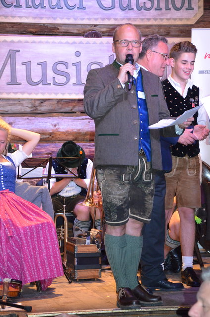 Hauptorganisator Anton Mooslechner jun. bei der Urkundenverteilung im Flachauer Gutshof.