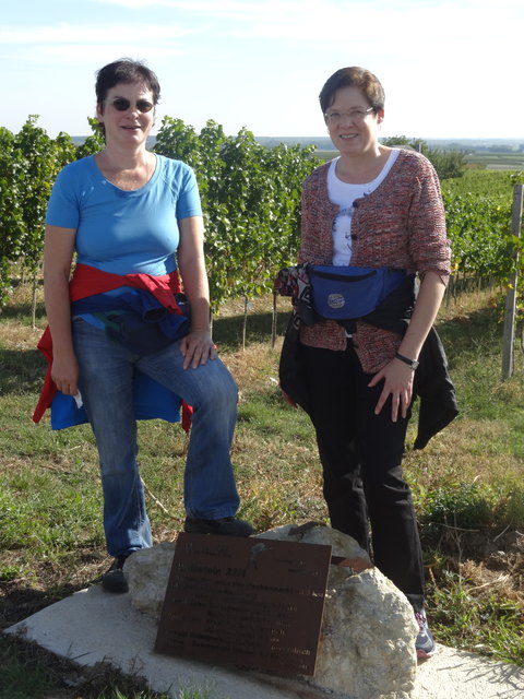 Gerlinde und Karla beim Grenzstein