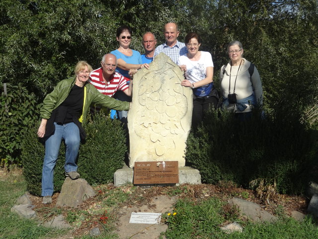 Wanderfreunde beim Gedenkstein