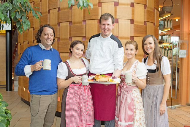 In der Griffen-Rast serviert das Team von Anja (ganz rechts) und Hannes Jernej (ganz links) bayrische Schmankerln