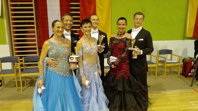 Gerti und Hans (Mitte) gewannen die Standard A-III Klasse. | Foto: Apollo21 via Facebook