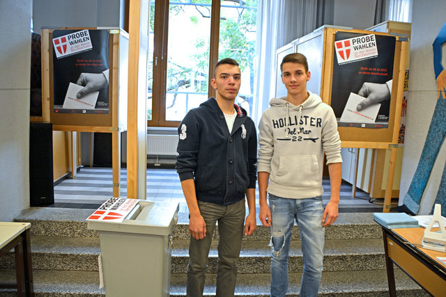 Die Lehrlinge Mike und Sascha (beide 18) bei der Probewahl in der Berufsschule im 15. Bezirk.