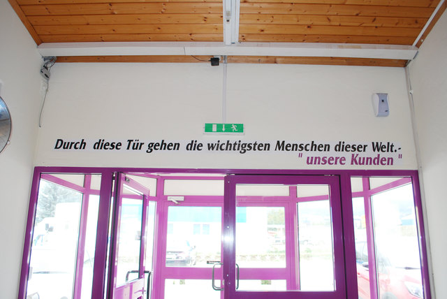 Cooler Spruch: Die Kunden stehen im "Club Vital" so wie es sein soll im Mittelpunkt