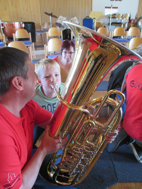Ausprobieren der Tuba