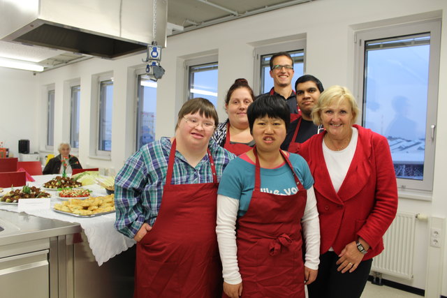 Die Kochgruppe der Lebenshilfe Wien mit BV Eva-Maria Hatzl.