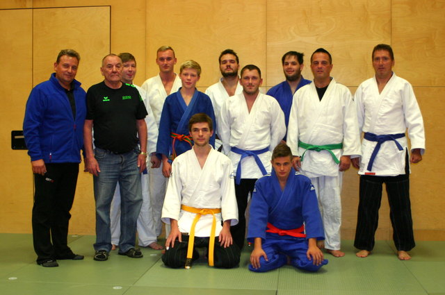 Judo Team Kronstorf mit Trainer Dieter Priewasser und Sponsor Andreas Dieringer