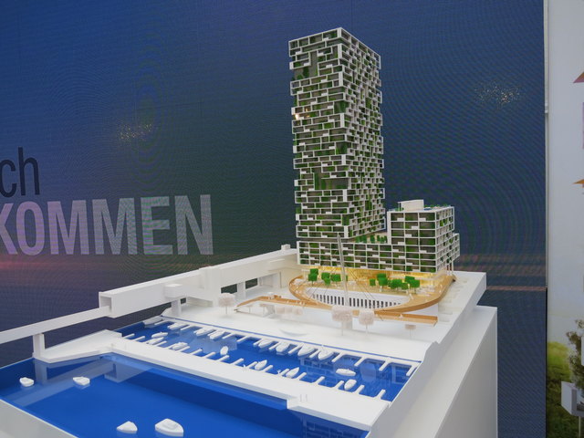 Ein Modell des neuen Marina Towers und Decks.