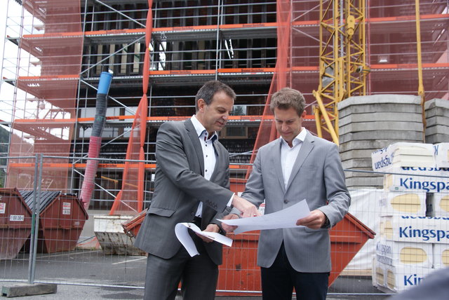 Die ASFINAG-Abteilungsleiter Martin Kirchmair (li.) und Dietmar Harbauer beim Baustellen-Besuch in der Tunnelwarte in St. Jakob am Arlberg.