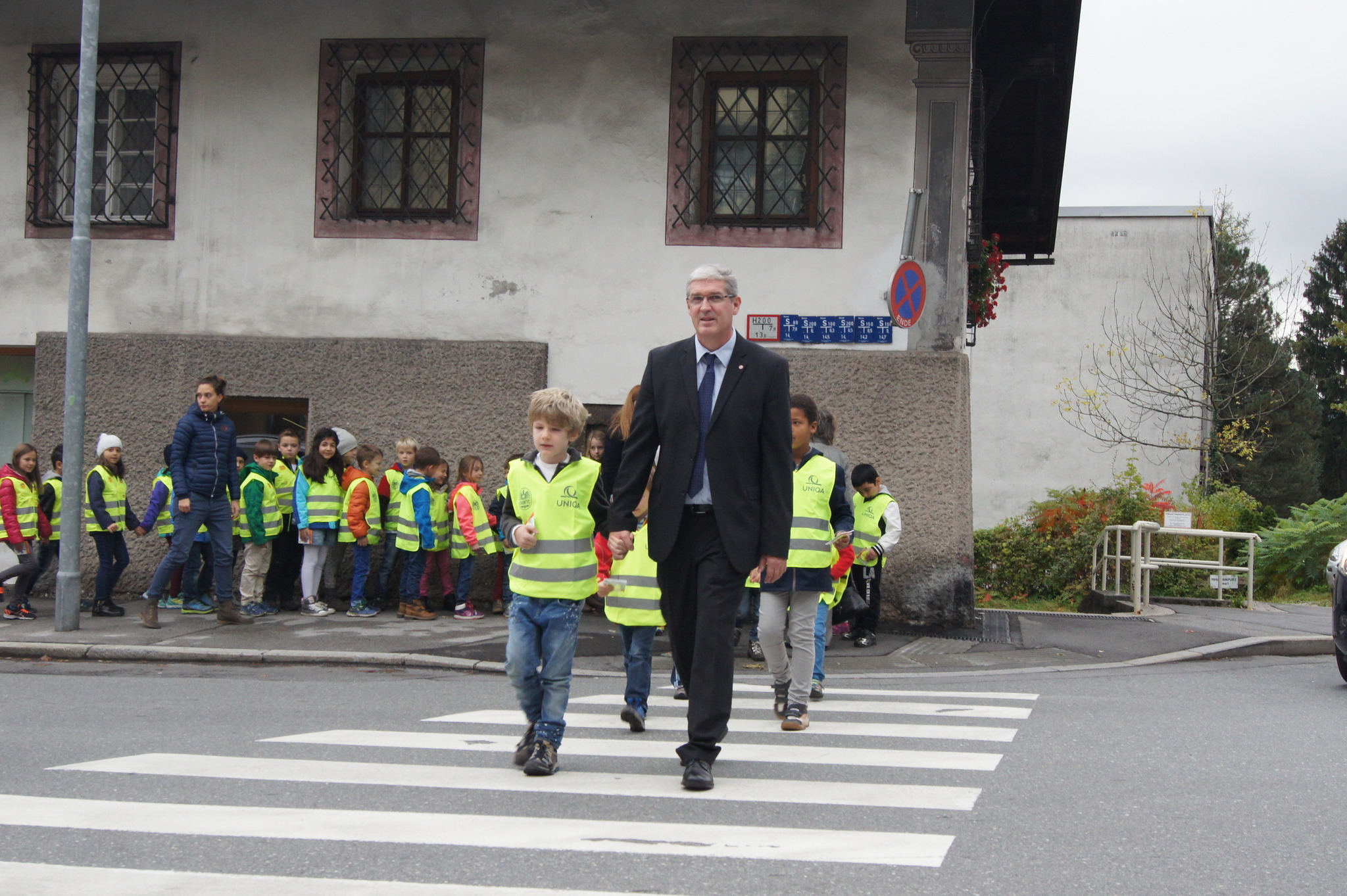 Praxisnaher Verkehrserzeihungsunterricht durch die Polizei mit 43 Kindern der VS Mühlau Innsbruck Praxisnaher Verkehrserzeihungsunterricht durch die Polizei mit 43 Kindern der VS Mühlau Innsbruck