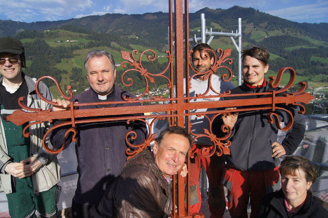 Pfarrer Adalbert Dlugopolsky mit Begleitern, bei der "Installation" der neuen Zeitkapsel. | Foto: Gerhard Moser