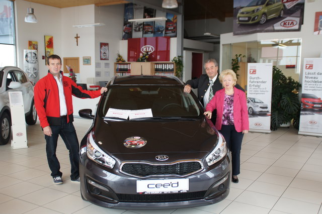 Auto Gruber Firmenchefin Hannelore Gruber mit Ernst und Christian Kaltenecker. | Foto: Stocker