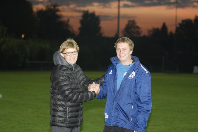 Ex-Ottensheim Trainer und jetzt Gramastetten Coach Gerhard Mittermayr und sein Nachfolger bei Ottensheim Roland Buchegger.