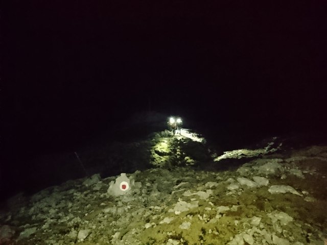 In Dunkelheit und Nebel mussten die Bergretter gewissenhaft alle Wege absuchen. | Foto: Foto: Bergrettung Werfen