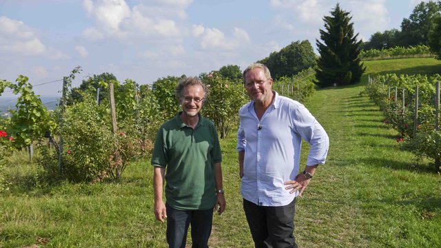 Gastgeber Georg Winkler-Hermaden mit Harald Krassnitzer (r.) in Kapfenstein. | Foto: ServusTV