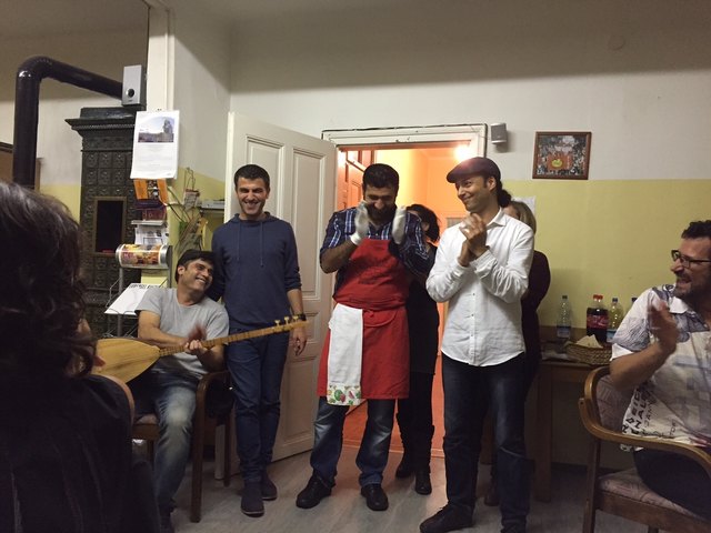 Die Freedomseekers organisieren jeden Freitag ein syrisches Abendessen gegen Freiwilligen Spenden.