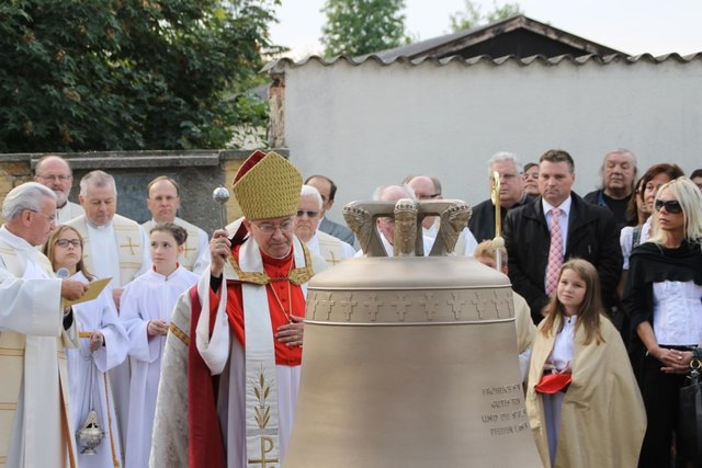Alt-Erzbischof von Salzburg, Dr. Alois Kothgasser SDB weihte die neue Glocke