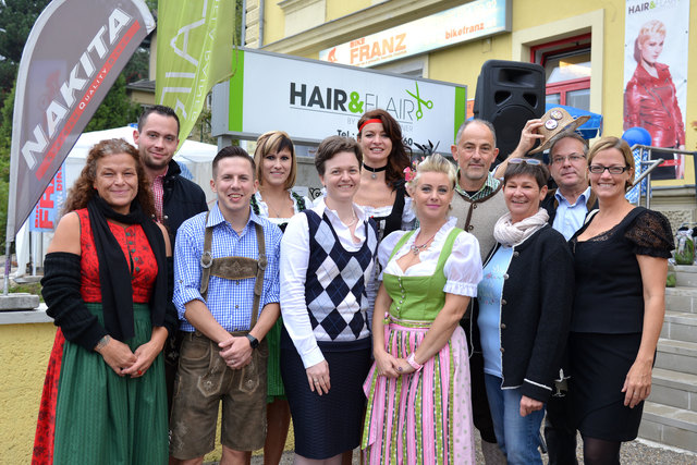 Wirtschaftsbund Gablitz Obfrau Nina Ollinger (5.v.l.), Christina Schmirl (1.v.l.) und Astrid Wessely (1.v.r.) gemeinsam mit den Veranstaltern Manuela Rainer (5.v.r.), Lisa und Franz Reitmeier (3. u. 4.v.r.), Christian Linko (2. V.l.) und Wolfgang Weixler 