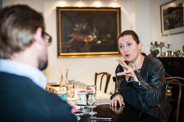 Gudrun Kugler (im Interview mit bz-Chefredakteur Christoph Schwarz) konnte vom aussichtslosen Listenplatz 13 mittels Vorzugsstimmen ins Rathaus einziehen.