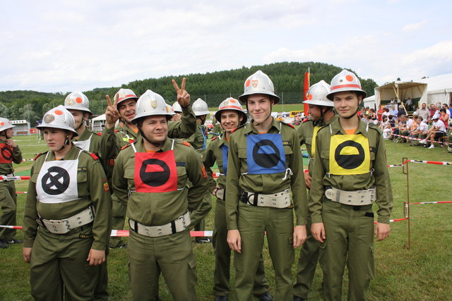 Die Bildeiner Wettkampfgruppe mit Emmerich Zax (2.v.l. vorne beim Bezirksbewerb 2014. | Foto: Feuerwehr Bildein
