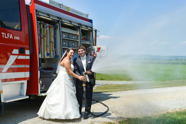 Auf eine gute gemeinsame Zukunft: Julia und Emmerich bei ihrer Hochzeit im Juli 2015. | Foto: Feuerwehr Bildein