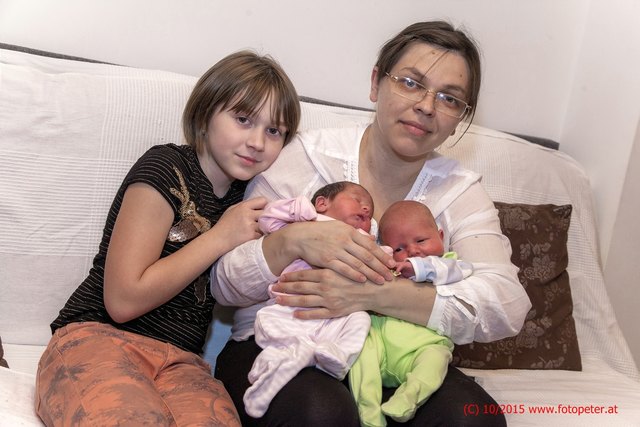 Tochter Anabella, die Mutter Alina und die Zwillinge Anna u. Adam