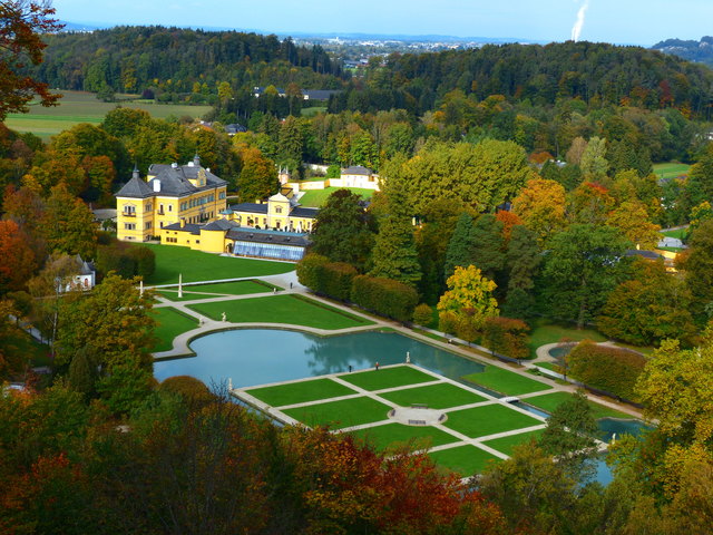 Hellbrunner Schloss mit Park von oben