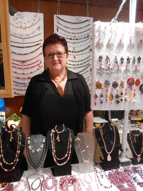 Rosemarie Berger ist mit ihrem Schmuck bereits seit acht Jahren als Ausstellerin dabei. | Foto: Foto: Schmatz