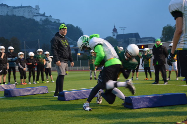 Den Zweikampf sollte man beim Football nicht scheuen.