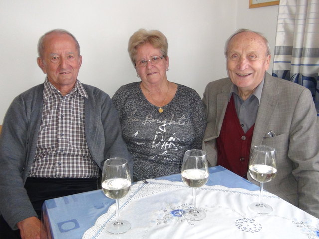 Erich und Rosalia Macher sowie Obmann Robert Eder (v.l.) halten das Andenken an die Winzer noch hoch.