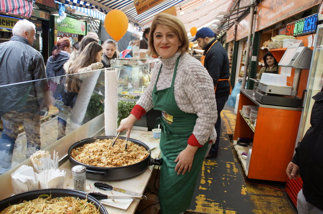 Lidia Yagudayev bietet nicht nur Fallapfel an, sondern kocht auch diverse Nudelgerichte frisch.