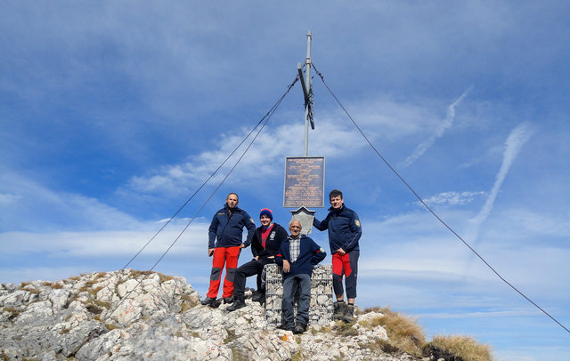 Mitglieder der Bergwacht vor dem Gipfelkreuz mit der neuen Tafel am Sagzahn. Von links: Martin Berktold, Roland Schipflinger, Johann Tauber und Einsatzstellenleiter Wolfgang Rupprechter.
