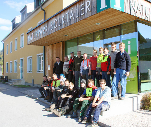 Die Praktikanten der LFS Grabnerhof leisteten einen Beitrag zu Instandhaltungsarbeiten. | Foto: LFS Grabnerhof