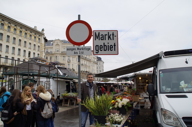 Marktamt-Sprecher Alexander Hengl zeigte der bz den "neuen" Naschmarkt.