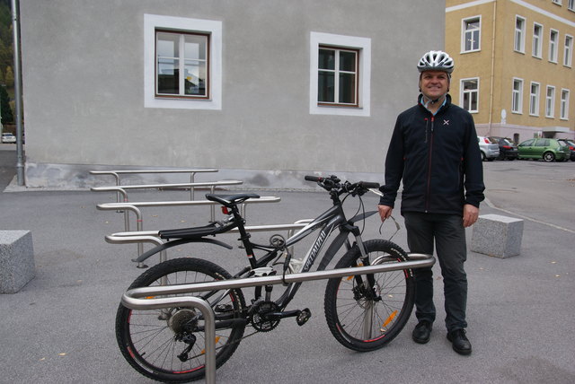 GR Jakob Egg, Obmann des Wirtschafts- und Umweltausschusses, stellte die neue Radabstellanlage bei der LMS Landeck vor.