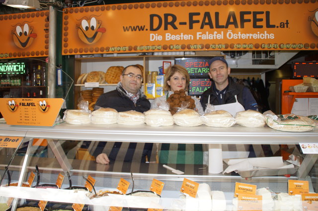 Immer frische Angebote: Lidia Yagudayev mit Ehemann Yaakov (rechts) und Emanuel Yagudayev.