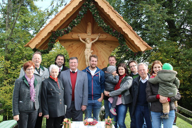 Bei der Weihe des Holzkreuzes in Hohenfeld. | Foto: KK