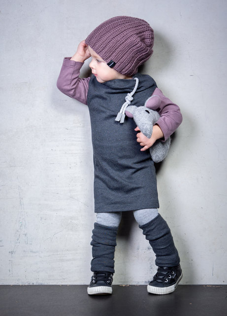 Zeitlose Kindermode in Grau, mit dezenten Farbtupfern in Mauve. | Foto: Grauton