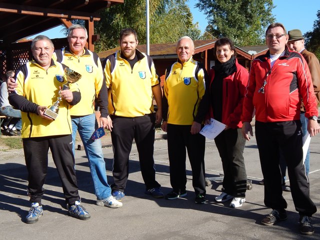 Der ESC Wr. Neudorf gewinnt das Herbstturnier des ASTV Hausbrunn - v.l.n.r.: Wolfgang Heyderer, Nikolaus Patoschka, Markus Wieninger, Josef Koller