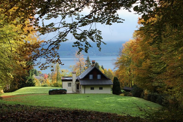"Herbstlicher Durchblick" zum Attersee.